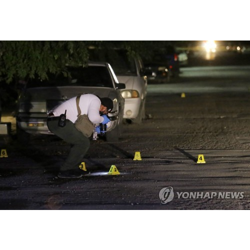 멕시코는 언론인에 가장 위험한 국가 라는 낙인이 찍혔다. 한 멕시코 언론인이 범죄 현장을 취재하고 있는 모습. 연합뉴스