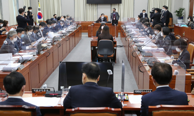 4일 국회 운영위원회 전체회의에서 김태년 위원장(더불어민주당)이 국회 의원의 상임위원회 월2회 불출석시 명단을 공개하는 내용의 국회법 일부개정법률안 가결을 선포하고 있다. 연합뉴스