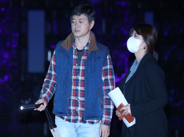 인천시 영종도 파라다이스 시티에서 문재인 대통령 아들 문준용 작가가 자신의 작품을 취재진에게 설명하고 있다. 올해 2회째를 맞이한 파라다이스 아트랩은 