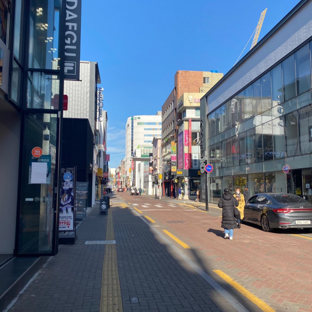 대구시는 24일 0시부터 한층 강화된 연말연시 방역강화 대책을 시행한다고 23일 밝혀 자영업자들이 혼란에 빠졌다.매일신문DB