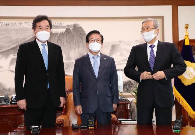 박병석 국회의장(가운데)과 더불어민주당 이낙연 대표(왼쪽), 국민의힘 김종인 비상대책위원장이 4일 국회 의장실에서 열린 교섭단체 정당대표 회동에서 기념 촬영을 준비하고 있다. 연합뉴스
