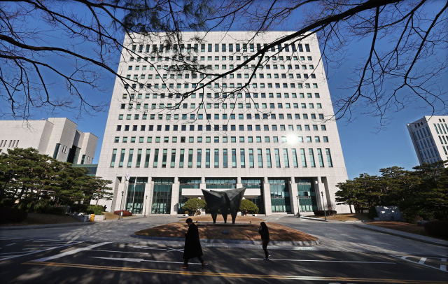 법무부는 윤석열 검찰총장에 대한 징계위원회를 오는 10일로 연기한다고 3일 밝혔다. 법무부는 이날 출입기자단에 
