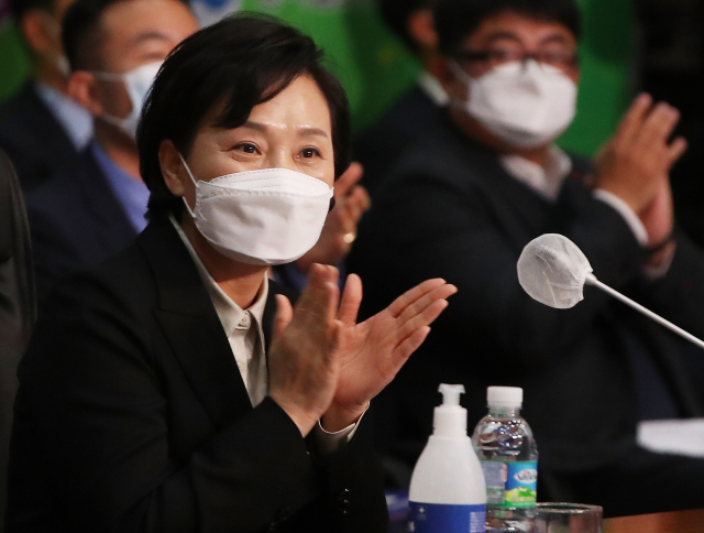 김현미 국토교통부 장관이 4일 오후 경기도 의왕시 한국철도기술연구원에서 열린 철도산업발전간담회에서 박수를 치고 있다. 연합뉴스