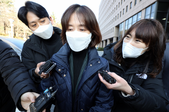 윤석열 검찰총장에 대한 징계 심의 전날인 지난 1일 오전 박은정 감찰담당관이 윤 총장에 대한 감찰 타당성을 검토하는 법무부 감찰위원회 회의에 참석해 의견진술을 마친 정부과천청사 법무부 청사를 나서고 있다. 연합뉴스