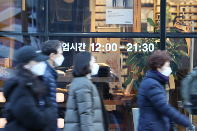 서정협 서울시장 권한대행은 4일 오후 온라인 긴급브리핑을 열고 오는 5일부터 오후 9시 이후 서울 시내 상점·독서실·마트 등은 문을 닫아야 한다고 발표했다. 사진은 이날 서울 신촌 상점가 모습. 연합뉴스