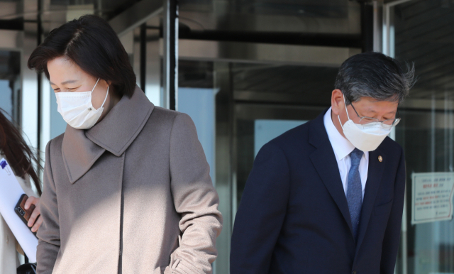 추미애 법무부 장관과 이용구 신임 법무부 차관이 3일 점심때 정부과천청사 법무부 건물에서 나와 각자 차량으로 이동하고 있다. 연합뉴스