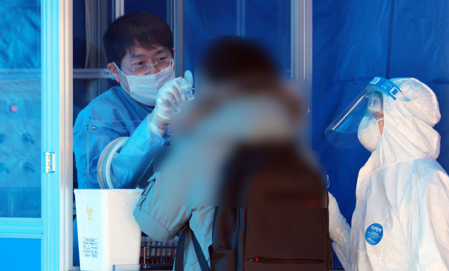 4일 오후 서울 송파구 서울시교육청 학생체육관 앞에 마련된 선별진료소에서 2021학년도 대학수학능력시험 감독관 교사들이 신종 코로나바이러스 감염증(코로나19) 진단검사를 받고 있다. 연합뉴스