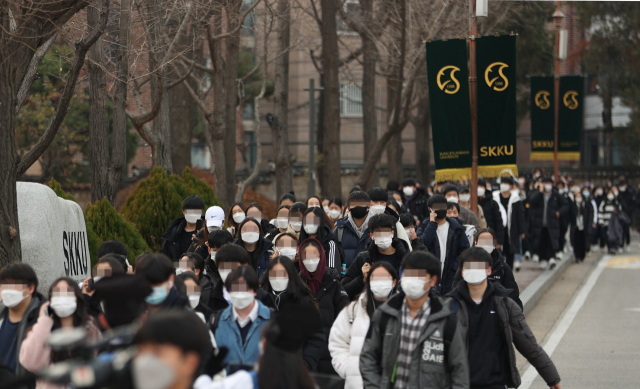 2021학년도 수시모집 논술고사가 치러진 5일 오후 서울 종로구 성균관대학교에서 시험을 마친 수험생들이 학교를 나서고 있다. 이날 논술고사를 치른 대학교들은 신종 코로나바이러스 감염증(코로나19) 확산 방지를 위해 수험생 이외의 학부모와 차량의 학내 출입을 금지했다. 연합뉴스