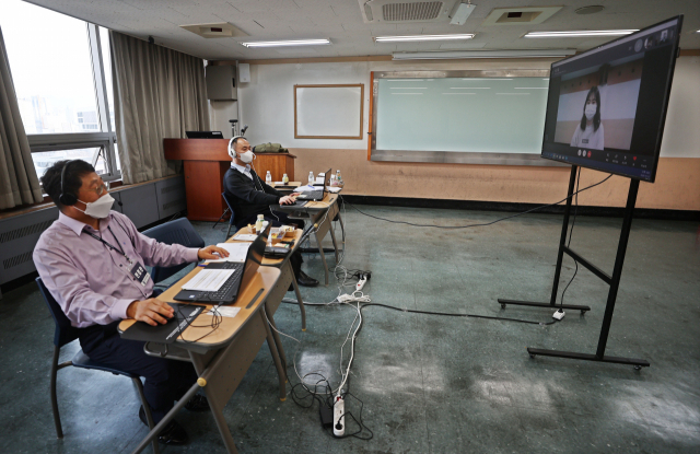 2022학년도에 대입을 치른 고3은 학기당 1개 이내로 대학에 제공할 수상 경력이 제한된다. 그런 만큼 어떤 실적을 선택해야 할지 고민이 작지 않다. 지난해 한국외대가 비대면으로 학생부종합전형 면접을 준비하는 모습. 연합뉴스