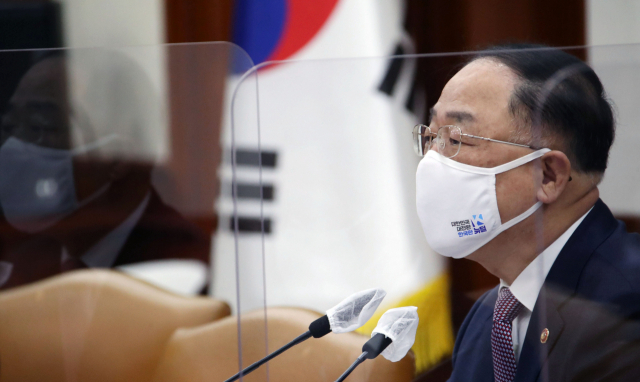 홍남기 경제부총리 겸 기재부 장관이 3일 정부서울청사에서 열린 제5차 혁신성장전략회의를 주재하고 있다. 연합뉴스