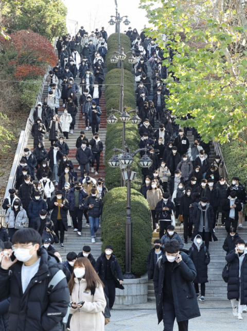 5일 서울 성동구 한양대학교에서 열린 2021 논술고사에서 응시생들이 시험을 마치고 밖으로 나서고 있다. 연합뉴스