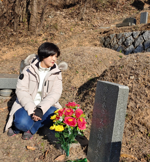 지난 5일 문미경 씨가 산소에 앉아 아버지 故 문병현 씨를 그리워하고 있다. 본인제공.