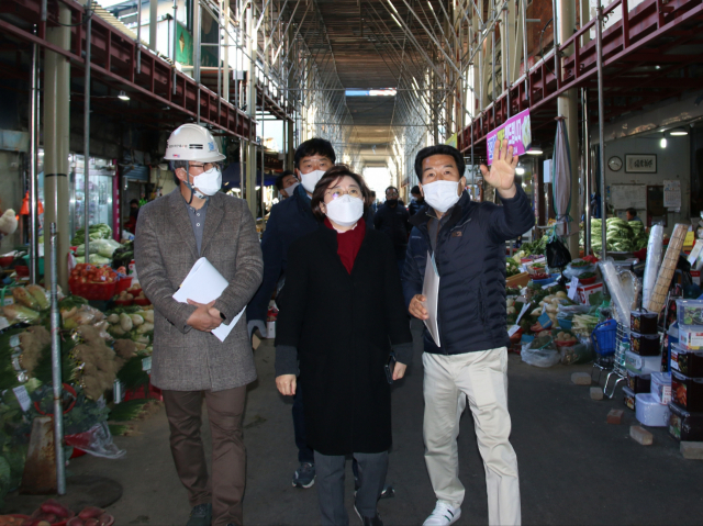 김정재(가운데) 국회의원이 12월5일 죽도시장 농산물거리 아케이드 설치사업 현장점검하고 있다. 김정재 국회의원실 제공