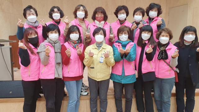 4일 청도군 노인복지관에서 경로당 행복도우미들이 경로당 정산교육을 받은 후 한 자리에 모여 포즈를 취하고 있다. 노진규 기자
