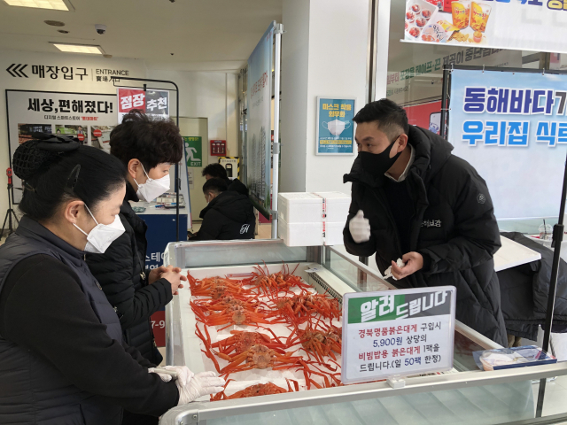 경북도가 수출길이 막힌 붉은대게(홍게)의 소비 진작을 위해 수도권에서 판촉전을 열고 있다. 경북도 제공