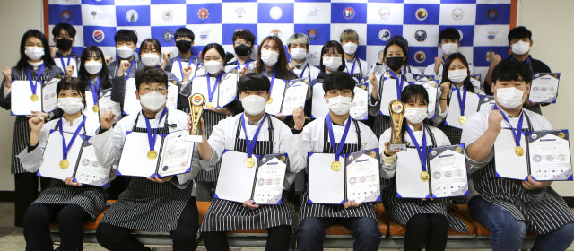 계명문화대 식품영양조리학부 학생들이 상장과 트로피 등을 들어보이고 있다. 계명문화대 제공
