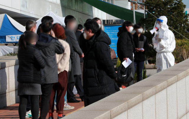 1일 부산 사상구 보건소에 마련된 선별진료소에 시민들이 코로나19 검사를 위해 길게 줄을 서 있다. 부산에서는 이날 사상구 반석교회 신도 29명 등 코로나 확진자 47명이 나왔다. 연합뉴스