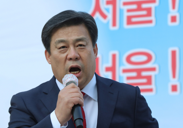 국민의힘 김선동 의원이 25일 오전 서울 광화문광장에서 서울시장 출마 선언을 하고 있다. 연합뉴스