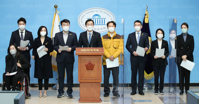 장경태 의원을 비롯한 더불어민주당 3040 초선의원들이 6일 서울 여의도 국회 소통관에서 공수처법과 세월호법 개정안 통과를 위한 기자회견을 하고 있다. 왼쪽부터 최혜영, 오영환, 유정주, 김남국, 장경태, 이탄희, 김용민, 홍정민, 고민정 의원. 연합뉴스
