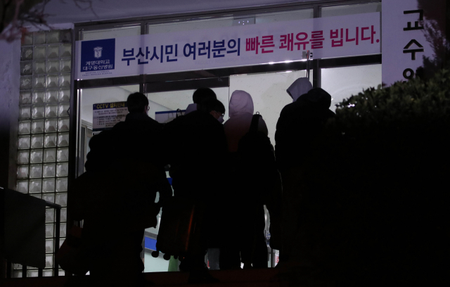 30일 오후 대구 중구 계명대학교 대구동산병원에 부산지역 신종 코로나바이러스 감염증(코로나19) 확진자가 도착하고 있다. 최근 부산지역의 확진자가 급증해 부산지역 병상이 부족해지자 방역 당국은 확진자 일부를 이날 대구로 이송했다. 연합뉴스