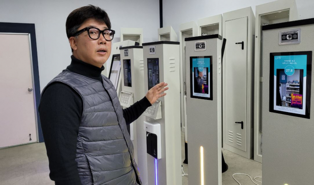 권광호 린글로벌 대구경북지사장이 자사 슬림형 방역시스템을 선보이고 있다. 김윤기 기자