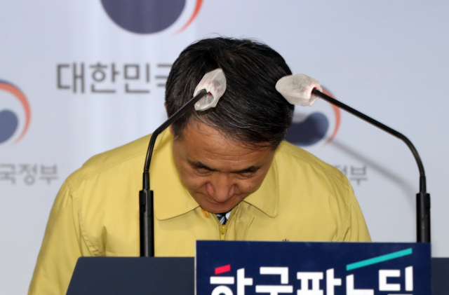 중앙재난안전대책본부 1차장인 박능후 보건복지부 장관이 6일 오후 정부서울청사 브리핑실에서 신종 코로나바이러스 감염증(코로나19) 중대본 회의 결과 브리핑을 하기 전 인사하고 있다. 연합뉴스