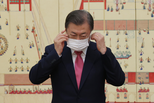 문재인 대통령이 지난 2일 오전 청와대에서 신임 대사들에게 신임장을 수여한 뒤 기념촬영에 앞서 마스크를 벗고 있다. 연합뉴스