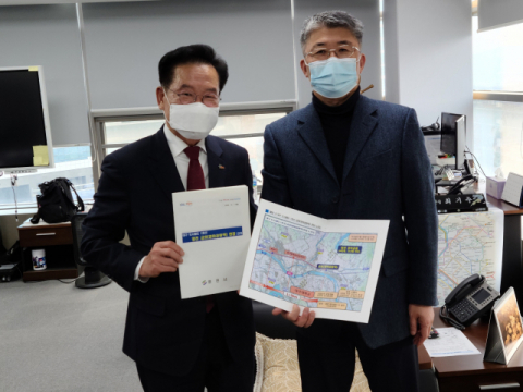 최기문(왼쪽) 영천시장이 최기주 대도시권 광역교통위원장을 만나 대구도시철도 1호선 영천경마공원 연장 반영을 건의하고 있다. 영천시 제공