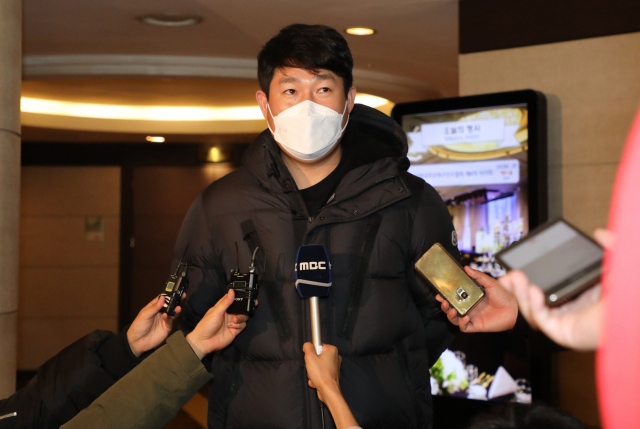 7일 강남구 리베라호텔에서 열린 프로야구 선수협회 이사회에서 신임 회장으로 선출된 NC 양의지가 취재진 질문에 답하고 있다. 연합뉴스