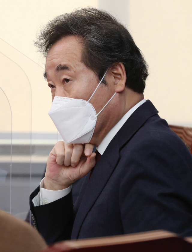 더불어민주당 이낙연 대표가 7일 오후 서울 여의도 국회에서 열린 제1차 민생연석회의에서 참석자 발언을 듣고 있다. 연합뉴스