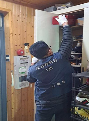 관세청이 관세 2억 원 이상을 1년 이상 밀린 고액·상습체납자 11명(개인 6명, 법인 5개)의 명단을 7일 공개했다. 사진은 관세청 체납추적팀이 체납자 거주지를 수색하는 모습. 관세청 제공