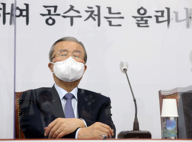 국민의힘 김종인 비상대책위원장이 7일 오전 서울 여의도 국회에서 열린 비상대책위원회의에서 생각에 잠겨 있다. 연합뉴스