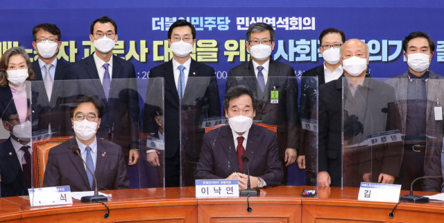 더불어민주당 이낙연 대표, 우원식 수석부의장 등 민생연석회의 책임의원들이 7일 오후 서울 여의도 국회에서 열린 택배노동자 과로사 대책을 위한 사회적 합의기구 출범식에서 택배사업주, 택배종사자 등 사회적 합의기구 대표자들과 함께 기념촬영을 하고 있다. 연합뉴스