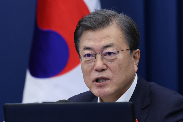 문재인 대통령이 7일 청와대에서 수석·보좌관 회의를 주재하고 있다. 연합뉴스