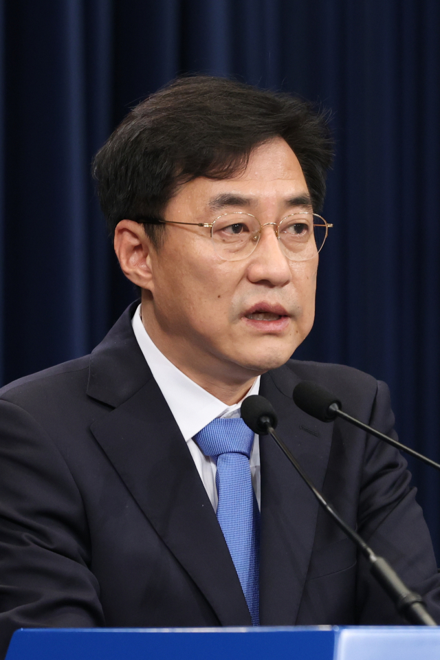 강민석 청와대 대변인이 3일 청와대에서 윤석열 검찰총장 징계위 구성과 관련한 문재인 대통령의 지시사항에 대해 설명하고 있다. 연합뉴스