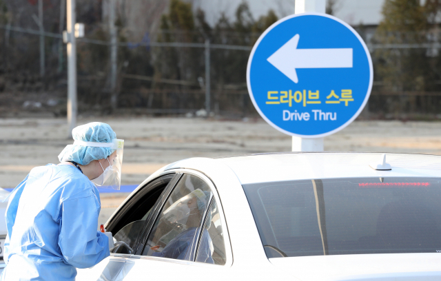 7일 오후 용산구 순천향대병원 드라이브 스루 선별진료소에서 의료진이 차량을 안내하고 있다. 이날 문재인 대통령은 코로나19와 관련해 