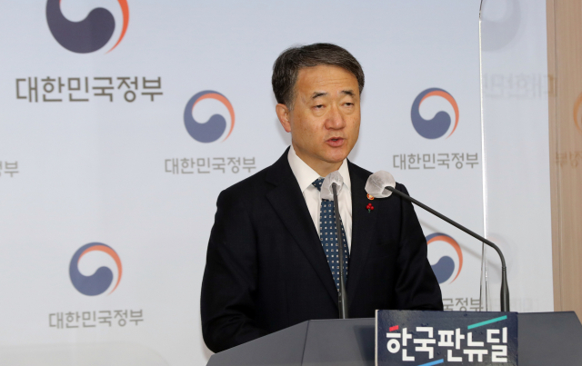 박능후 보건복지부 장관이 8일 정부서울청사에서 코로나19 백신 도입 계획을 발표하고 있다. 연합뉴스
