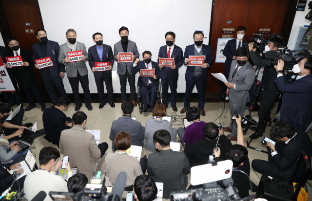 국민의힘 의원들이 8일 오전 서울 여의도 국회 법제사법위원회 안건조정위원회 회의실 앞에서 고위공직자범죄수사처(공수처)법 개정안 처리에 항의하며 손팻말을 들고 시위하고 있다. 안건조정위원회는 야당의 거부권을 무력화한 공수처법 개정안을 가결, 법사위 전체회의로 넘겼다. 연합뉴스