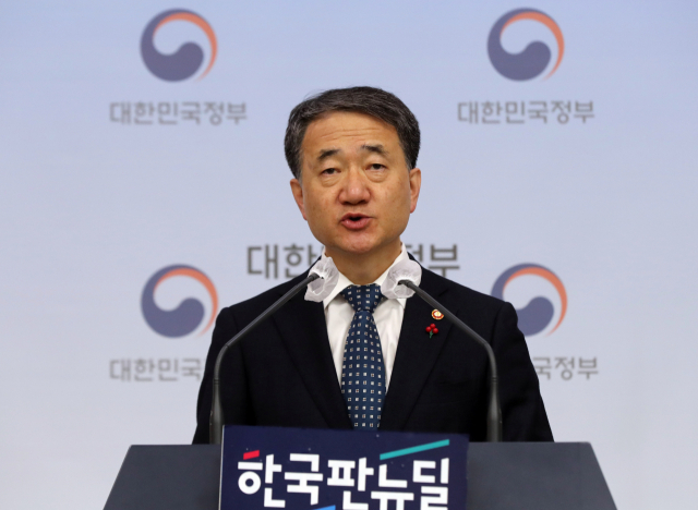 박능후 보건복지부 장관이 8일 정부서울청사에서 코로나19 백신 도입 계획을 발표하고 있다. 연합뉴스