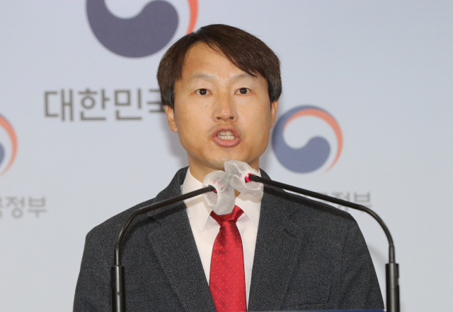 허재우 국민권익위원회 대변인이 8일 정부서울청사에서 감독기관과 업체가 유착해 국민의 혈세인 매연저감장치 보조금 수백억 원을 가로챈 결과에 관해 브리핑하고 있다. 연합뉴스