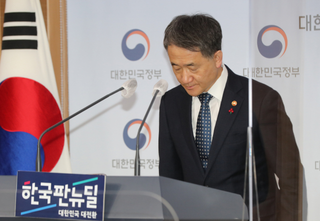 박능후 보건복지부 장관이 8일 정부서울청사에서 코로나19 백신 도입 계획을 발표하기 전 인사하고 있다. 연합뉴스