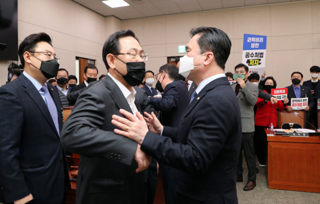 국민의힘 주호영 원내대표와 김성원 원내수석부대표 등이 8일 국회에서 열린 법제사법위원회 전체회의에서 고위공직자범죄수사처 설치 및 운영에 관한 법률 일부개정법률안을 처리를 놓고 더불어민주당 김종민 의원과 논쟁하고 있다. 연합뉴스