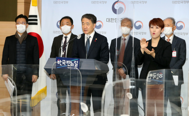 박능후 보건복지부 장관이 8일 정부서울청사에서 코로나19 백신 도입 계획을 발표한 뒤 취재진의 사전질문에 답변하고 있다. 연합뉴스