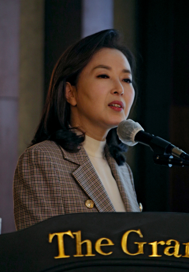 김민전 경희대 후마니타스 칼리지 교수가 7일 대구 그랜드호텔에서 열린 매일탑리더스아카데미를 찾아 강연하고 있다. 김영진 기자 kyjmaeil@imaeil.com