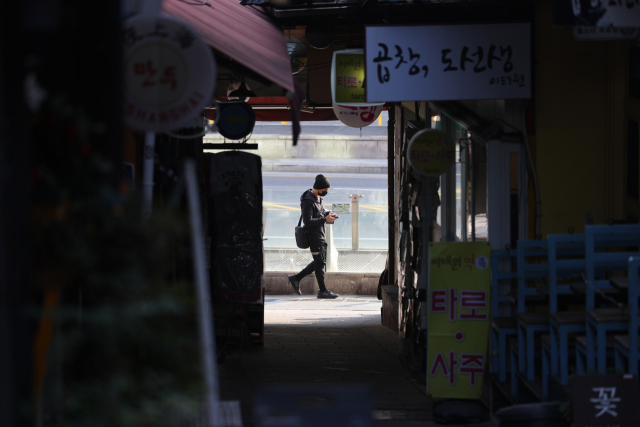 7일 유흥업소 관련 신종 코로나바이러스 감염증(코로나19) 확진자가 발생한 서울 용산구 이태원 골목의 식당 및 상점들의 문이 닫혀있다. 용산구에 따르면 이태원 소재 펍 웨스턴라운지, 투페어, 다이스, 젠틀레빗, KMGM에서 코로나19 확진자 11명이 발생했다. 연합뉴스