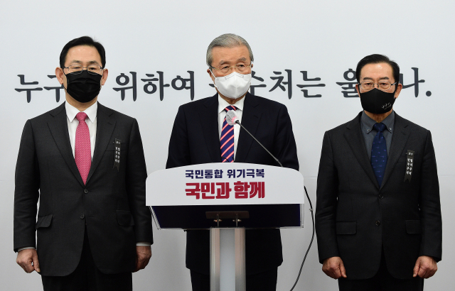 국민의힘 김종인 비상대책위원장이 8일 국회에서 더불어민주당의 공수처법 개정안의 강행처리에 대해 비난하고 있다. 연합뉴스