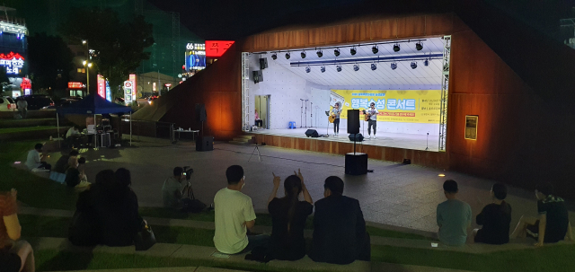 울루루문화광장에서 행복수성 콘서트가 진행중인 모습