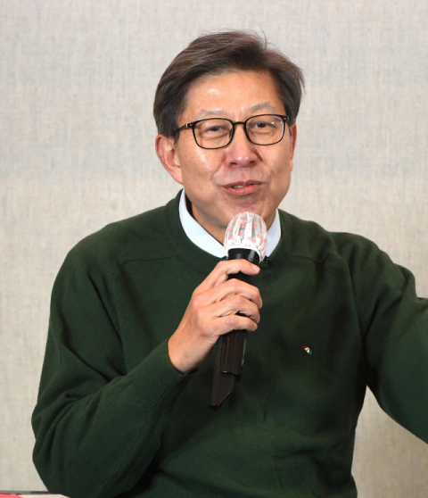 내년 4·7 부산시장 보궐선거에 출마할 예정인 박형준 동아대 교수가 25일 부산 해운대구 벡스코 제1전시장에서 열린 시사 대담 