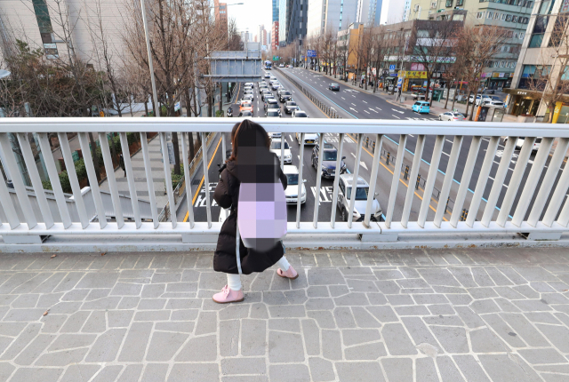 8일 오전 서울의 한 초등학교에서 한 어린이가 등교하고 있다. 사진은 기사 내용과 무관함. 자료 이미지. 연합뉴스