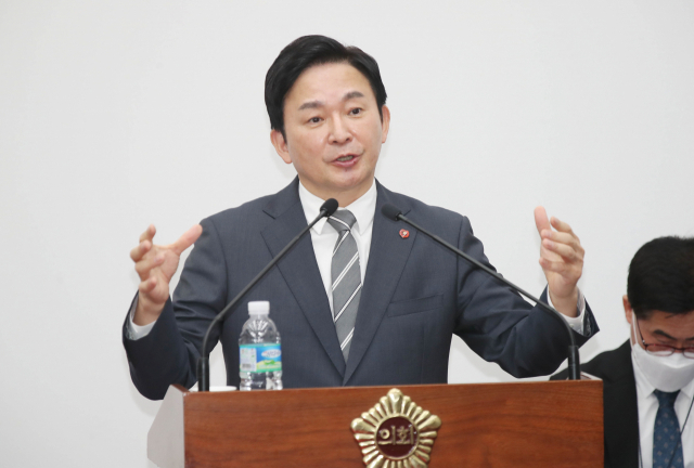 17일 제389회 제주도의회 제2차 정례회 도정질문에서 원희룡 제주지사가 질문에 답변하고 있다. 연합뉴스